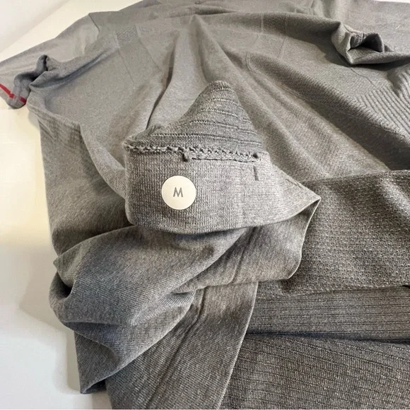 Lululemon mens medium t shirt in grey. - Picture 4 of 6